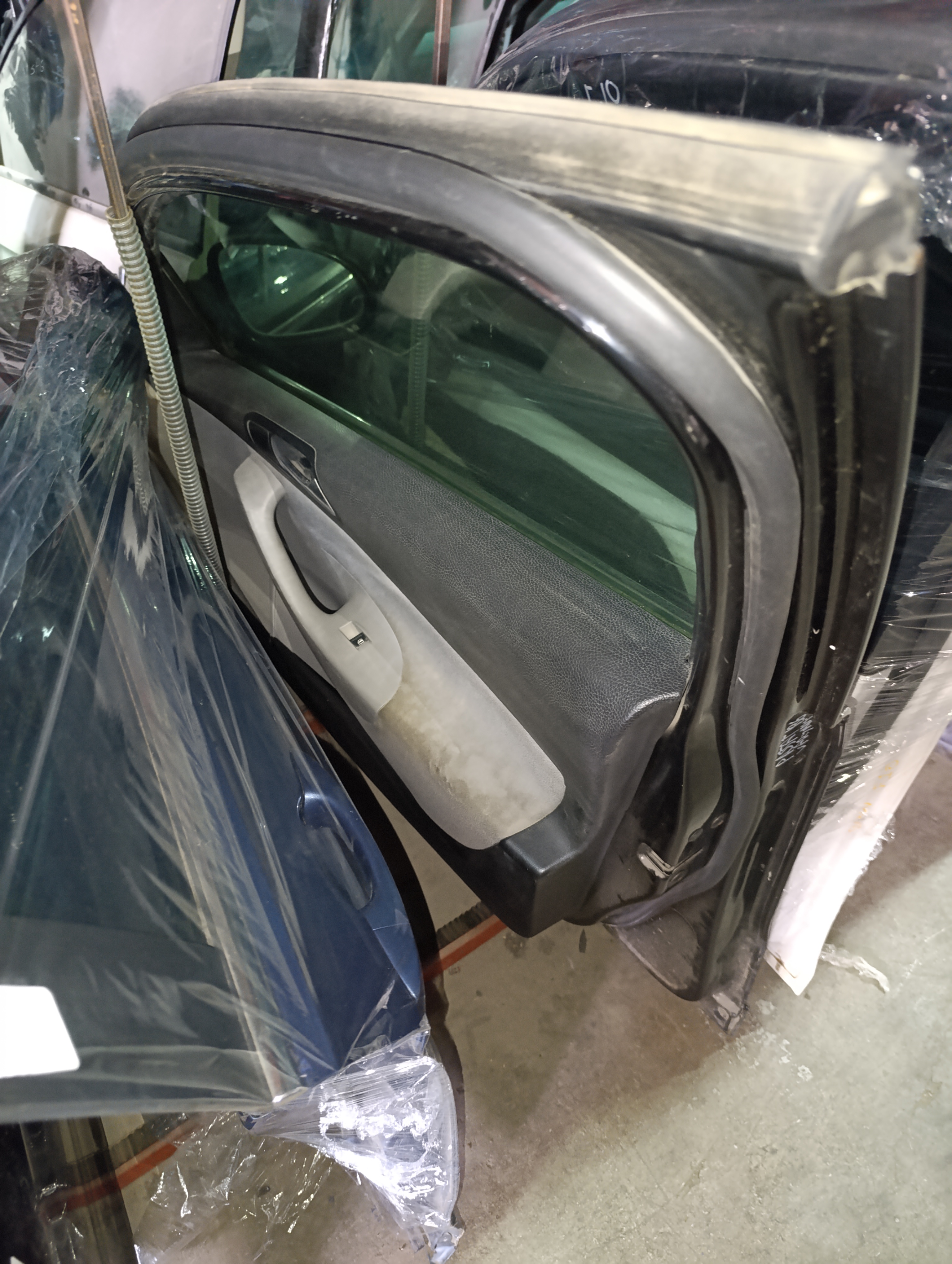 Volkswagen Passat B6 sağ ön kapı ve diyer kapılar mevcut 